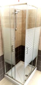 eine Duschkabine mit Glastüren im Bad in der Unterkunft My Holiday - Alessandra Residence - Domaso in Domaso