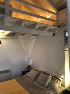 1 dormitorio con 1 cama con techo de madera en Hikers Studio Trail 5 and 6, en Skiathos