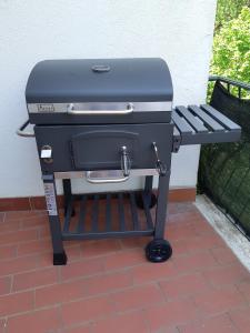 Casa sul bosco في Roa Marenca: وجود شواية للجلوس على فناء من الطوب