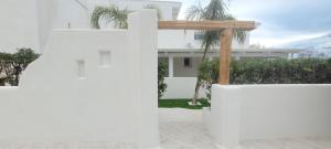 a white wall in front of a white house at Villaggio Camping Oasi in Vieste