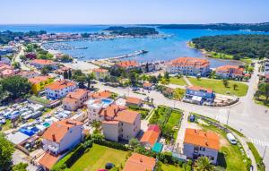 una vista aérea de una ciudad con puerto en Villa San Rocco Bed & Breakfast en Medulin