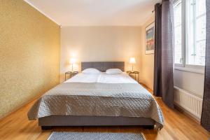 um quarto com uma cama grande e 2 candeeiros em Old Town - Muurivahe Apartment em Talin