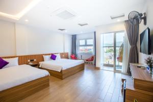 Postel nebo postele na pokoji v ubytování TH Quy Nhơn Hotel