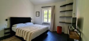 萊萬托的住宿－Nel Cuore，一间卧室设有一张床和一个窗口