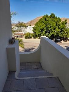 eine Treppe mit einem weißen Geländer und einer Straße in der Unterkunft 13 Steps in Springbok