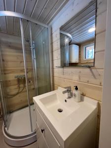 Ein Badezimmer in der Unterkunft Lapinkoski Salmon Lodges Simojoki - Simoriver