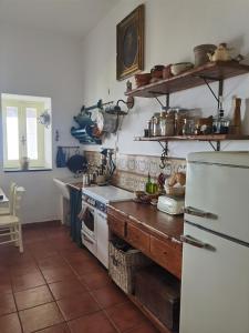 uma cozinha com um fogão branco e um frigorífico em al numero zero em Lipari