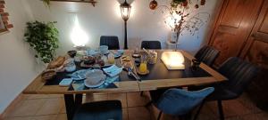 einen Esstisch mit blauen Stühlen um ihn herum in der Unterkunft L'OLIU DE L'OUSTALET in Castelsarrasin