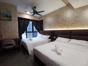 The Ooak Suites and Residence@ Kiara 163 في كوالالمبور: غرفة فندقية بسريرين ومروحة سقف