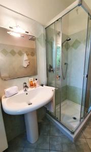 bagno con lavandino e doccia di APARTMENT A CASA DI LA' - Regarda Travel a Lazise