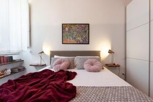 A bed or beds in a room at Pitti - Flo Apartments Még 37 kép