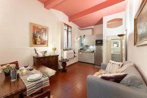 フィレンツェにあるPitti - Flo Apartmentsのリビングルーム(ソファ、テーブル付)