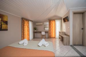 Postel nebo postele na pokoji v ubytování Planos Beach Hotel
