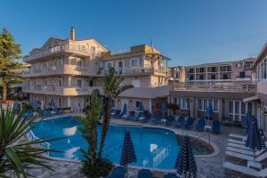 Bazén v ubytování Planos Beach Hotel nebo v jeho okolí