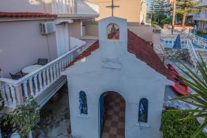 Bazén v ubytování Planos Beach Hotel nebo v jeho okolí