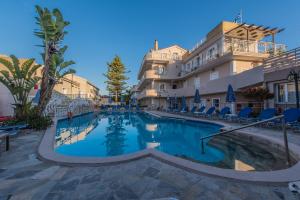 Bazén v ubytování Planos Beach Hotel nebo v jeho okolí