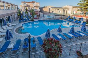Bazén v ubytování Planos Beach Hotel nebo v jeho okolí