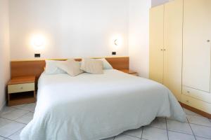 Tempat tidur dalam kamar di Residence Villa Dei Pini