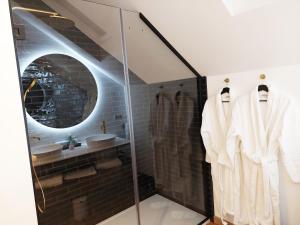 A bathroom at Cha Cha de Loup Luxe B&B - Vakantiewoning