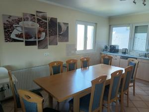 - une salle à manger avec une table et des chaises en bois dans l'établissement Ferienwohnung Sonnenschein, à Rheinhausen