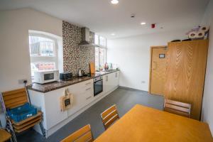 cocina con mesa de madera y encimera en Apartment Chinatown 301 en Newcastle