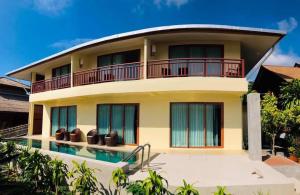 Casa gialla con balcone e piscina di Utopia Resort a Lamai Beach