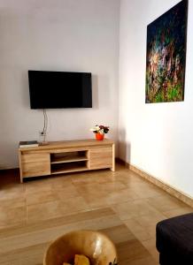 TV a/nebo společenská místnost v ubytování Kozas Art House, Symi