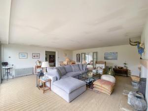 uma sala de estar com um sofá azul e cadeiras em Spring House, Aldeburgh A luxurious place to stay em Aldeburgh