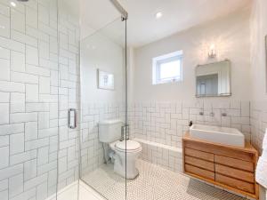 La salle de bains est pourvue de toilettes, d'un lavabo et d'une douche. dans l'établissement Spring House, Aldeburgh A luxurious place to stay, à Aldeburgh