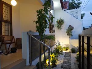 una escalera con plantas en el lateral de una casa en Dragon Huis en Timuran
