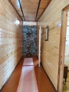 un pasillo de una habitación con una pared de madera en Guest House-Waterfall en Chokhuldi