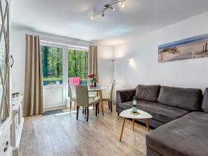 ein Wohnzimmer mit einer Couch und einem Tisch in der Unterkunft Hansehus Ferienwohnung Nr 3 in Zinnowitz