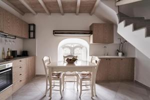 eine Küche mit einem weißen Tisch und Stühlen in der Unterkunft Casa Bo Private Pool in Mykonos Stadt