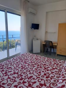 A bed or beds in a room at Hotel Conca d'Oro