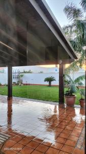 マツァーラ・デル・ヴァッロにあるVilla esclusiva con piscinaのヤシの木を望む建物