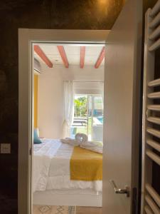 a bedroom with a bed and a window at Habitación agregada, Suite frente a la piscina 2 P habitación no casa completa in San Vicente del Raspeig