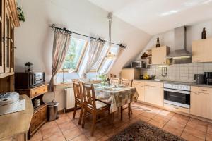 a kitchen with a table and chairs in a room at Ferienwohnungen am Bernsteinweg in Prerow