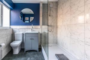 La salle de bains est pourvue d'une baignoire, de toilettes et d'un miroir. dans l'établissement Ebenezer House, à Newbiggin-by-the-Sea 10 autres photos