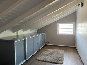 an attic room with a counter and a window at La buena vida in Pointe-Noire