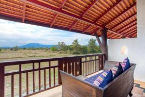 Rõdu või terrass majutusasutuses Sriwilai Sukhothai
