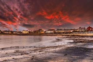 - une vue sur une plage avec un ciel nuageux dans l'établissement Ebenezer House, à Newbiggin-by-the-Sea
