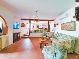 TV a/nebo společenská místnost v ubytování Villa con piscina tra Versilia e Cinque Terre