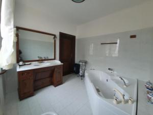 Koupelna v ubytování Villa con piscina tra Versilia e Cinque Terre