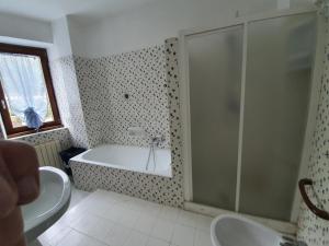 Koupelna v ubytování Villa con piscina tra Versilia e Cinque Terre