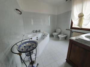 Koupelna v ubytování Villa con piscina tra Versilia e Cinque Terre