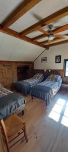 3 łóżka w pokoju z sufitem w obiekcie Chambre d'hotes le cycliste w mieście La Chapelle