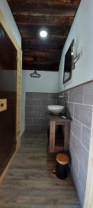 W łazience znajduje się umywalka, blat i lustro. w obiekcie Chambre d'hotes le cycliste w mieście La Chapelle +9 zdjęć
