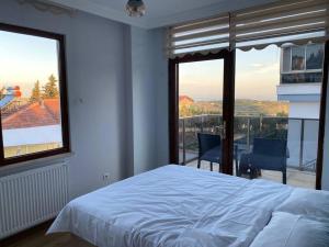 En eller flere senge i et værelse på Private villa in Yalova/Thermal, with heated pool