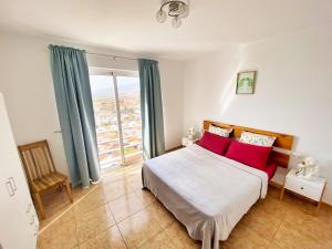 A bed or beds in a room at Penthouse 3 bedrooms, ocean view, near Siam Park Még 36 kép