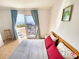 A bed or beds in a room at Penthouse 3 bedrooms, ocean view, near Siam Park